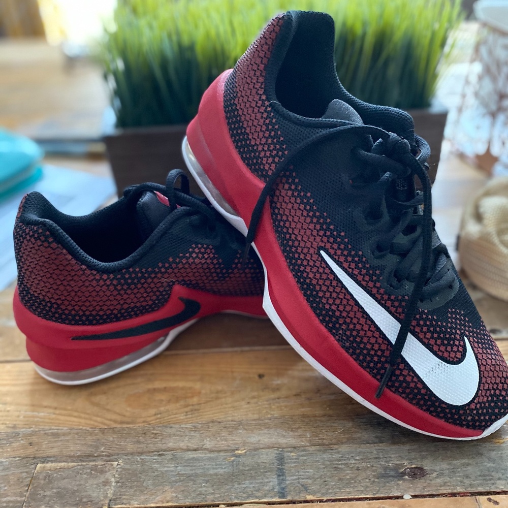 Black with red Airmax Infuriate low top 5.5